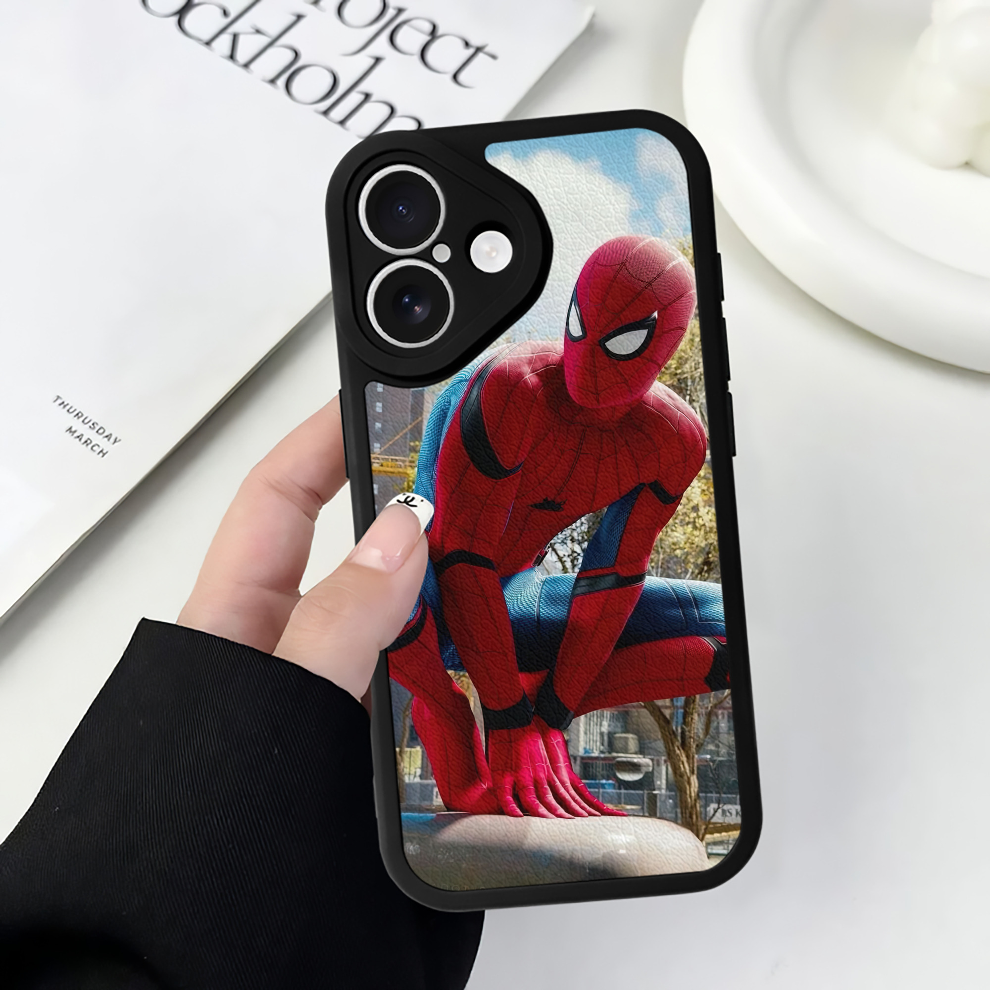 Spider Man スパイダーマン 【iPhone 16シリーズ対応】シリコンスマホケース（レザー調） 材質：シリコン